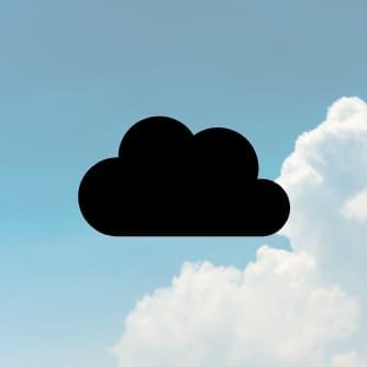 Salesforce Wolke Icon in schwarz mit Himmel als Hintergrund